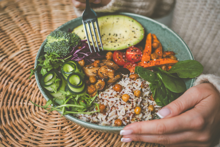 Veganska ishrana može usporiti biološko starenje: Tanjir pun voća i povrća