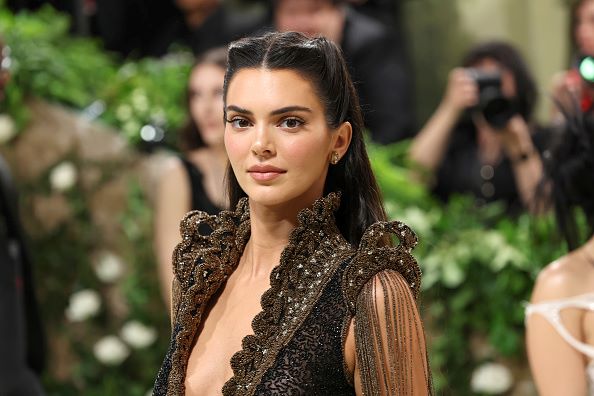 Old money blonde Kendall Jenner chic je nijansa ove jeseni