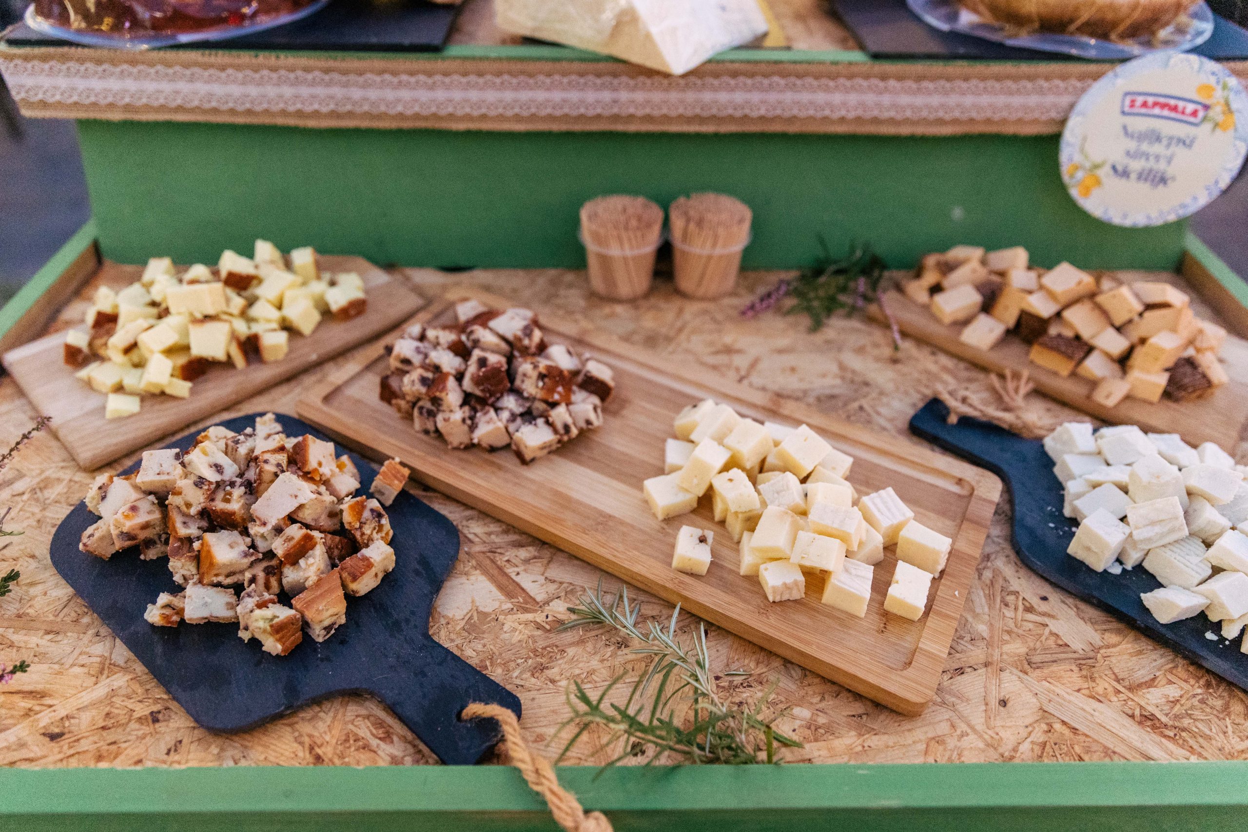 Rođendanska zabava na terasi gastro marketa Crvena jabuka