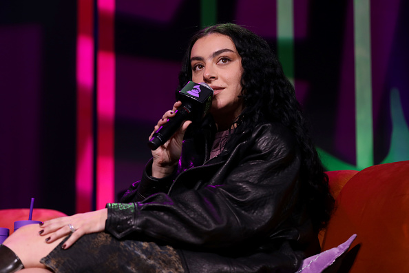 Kako oblikovati kovrdžavu kosu poput Charli XCX