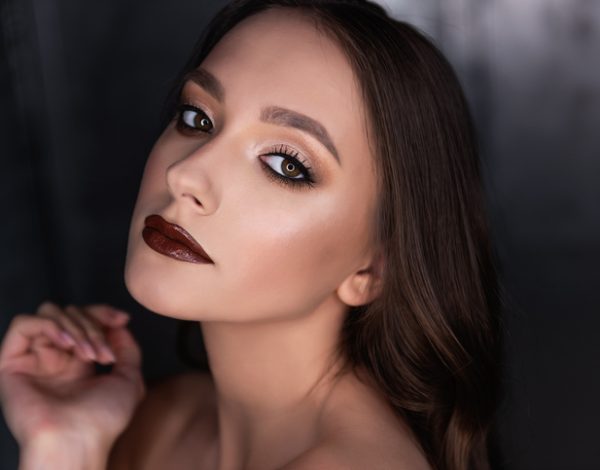 Zimski makeup trendovi 2025: Otkrijte vampy i frosted stil