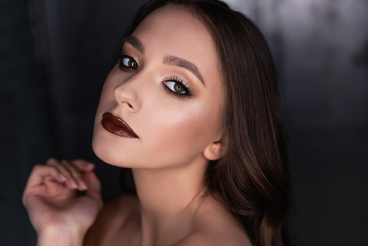 Zimski makeup trendovi 2025: Otkrijte vampy i frosted stil