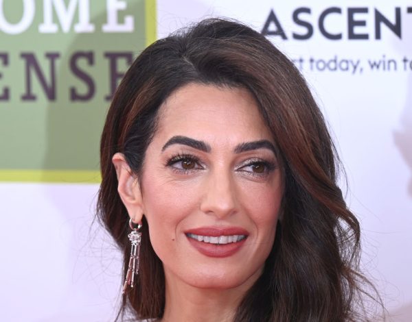 Boho čipkana košulja Amal Clooney biće jedan od trendova 2025.