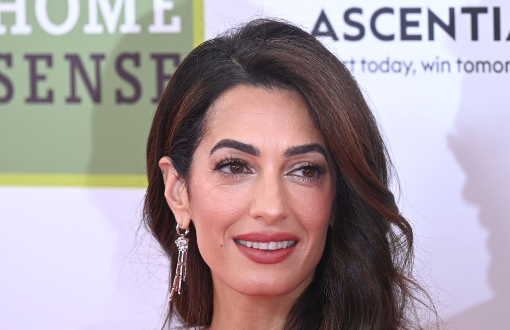 Boho čipkana košulja Amal Clooney biće jedan od trendova 2025.